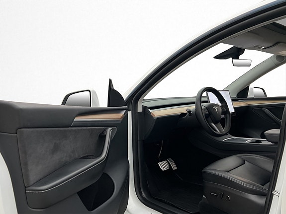 Tesla Model Y 11 of 30
