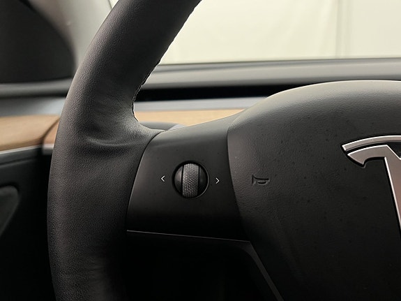 Tesla Model Y 27 of 30
