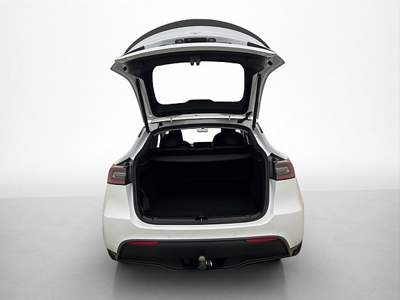 Tesla Model Y 10 of 30