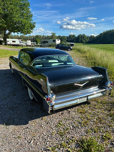 Cadillac Series 62 4 of 8