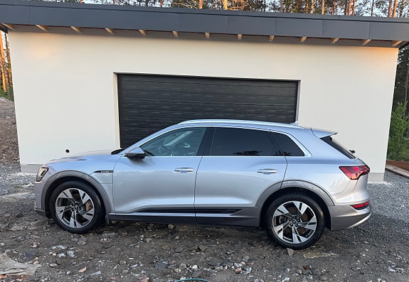 Audi e-tron 4 of 18