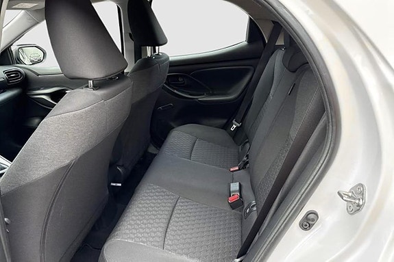 Toyota Yaris 9 of 12