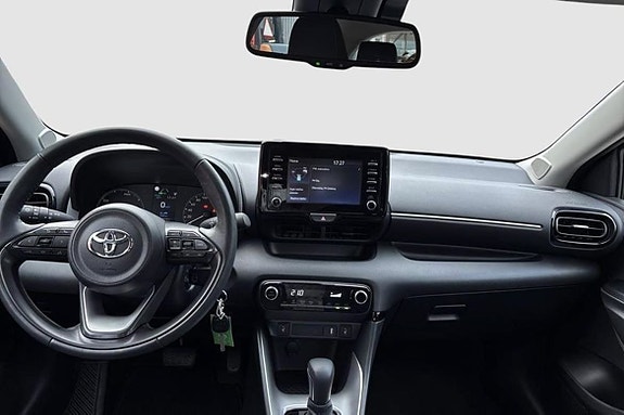 Toyota Yaris 10 of 12