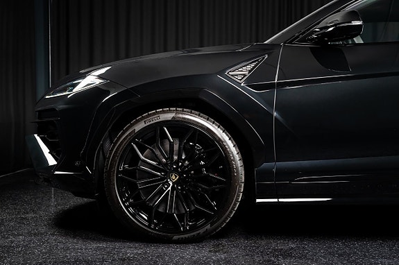 Lamborghini Urus 3 of 16