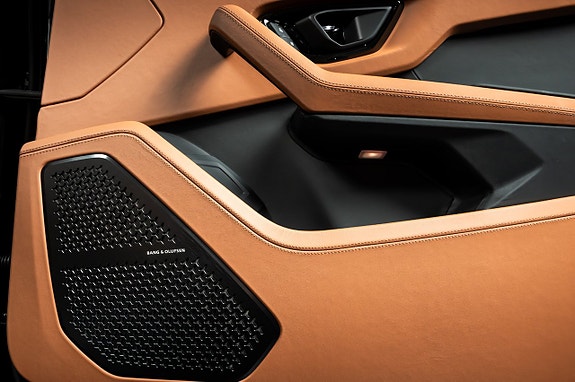 Lamborghini Urus 13 of 16