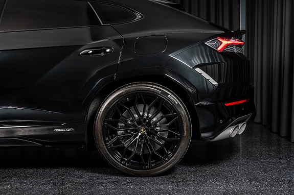 Lamborghini Urus 4 of 16