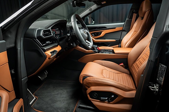 Lamborghini Urus 11 of 16