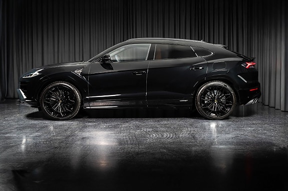 Lamborghini Urus 2 of 16