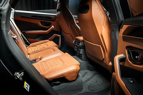 Lamborghini Urus 14 of 16