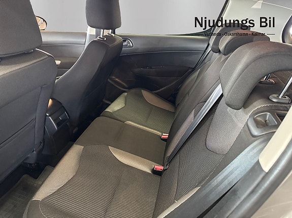 Peugeot 308 7 of 9