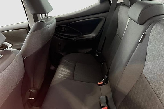 Toyota Yaris 9 of 12