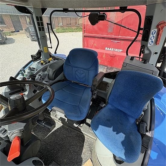New Holland T6070 18 of 30