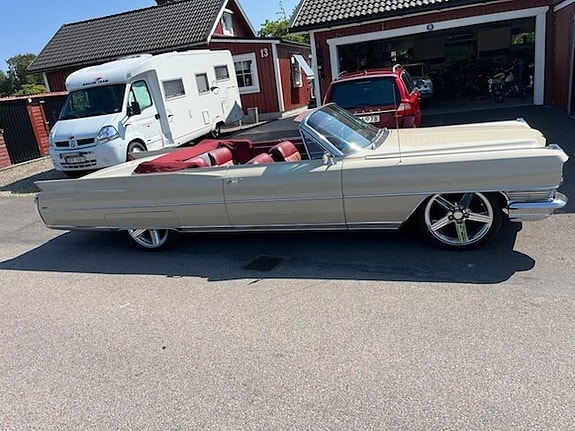 Cadillac Convertible 5 of 18