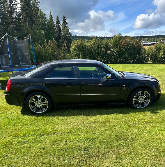 Chrysler 300C 2 of 4