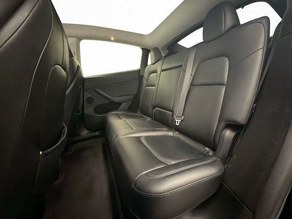 Tesla Model Y 24 of 30