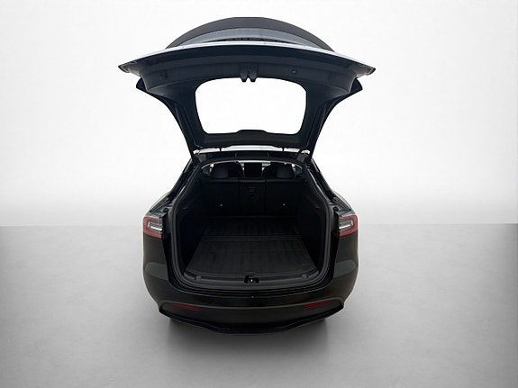 Tesla Model Y 9 of 30