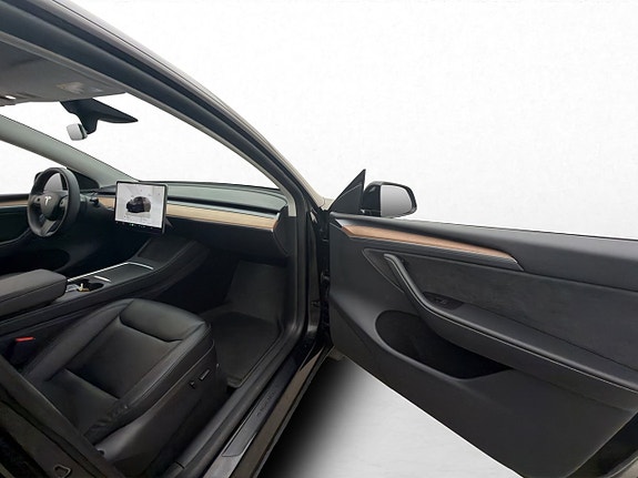 Tesla Model Y 22 of 30