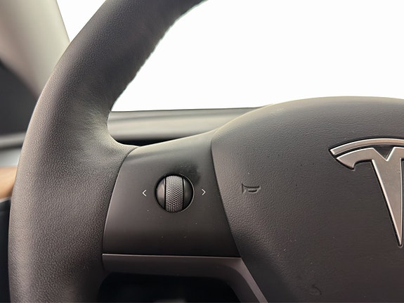 Tesla Model Y 26 of 30