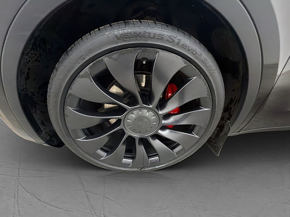 Tesla Model Y 29 of 30