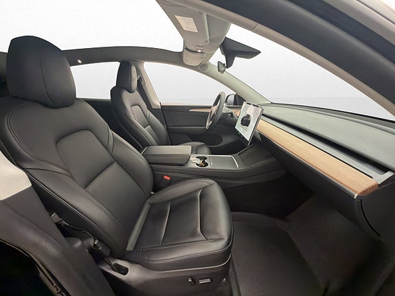 Tesla Model Y 23 of 30