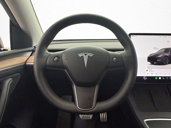 Tesla Model Y 14 of 30