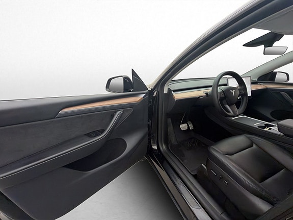 Tesla Model Y 10 of 30