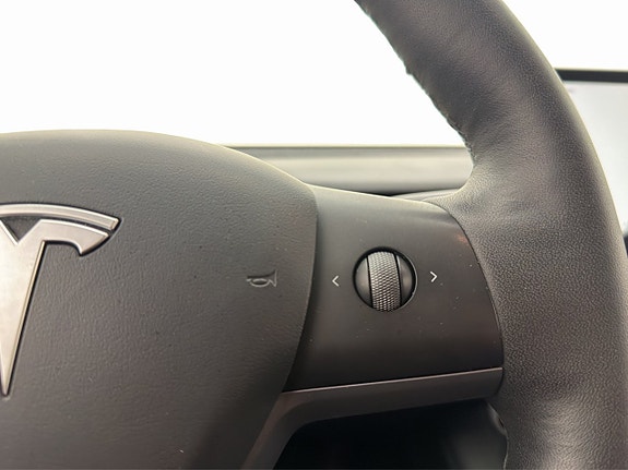 Tesla Model Y 27 of 30