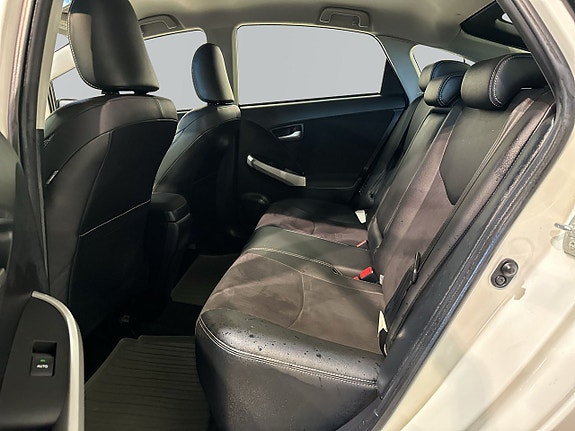Toyota Prius Plug-in Hybrid 12 of 21