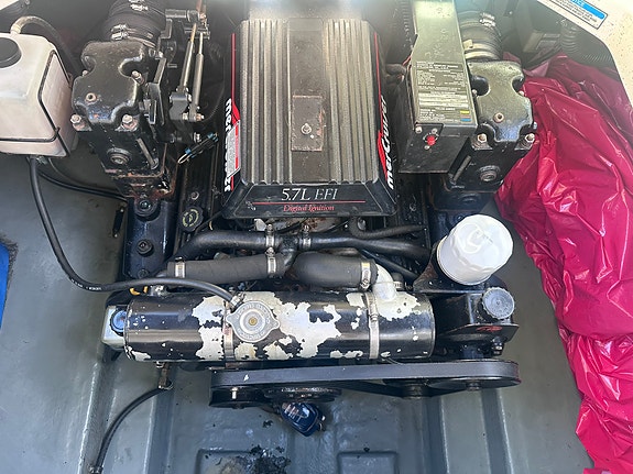 Sea Ray 250 -98 v8 9 of 16
