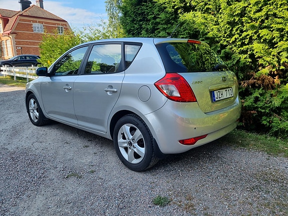 Kia Ceed 2 of 7
