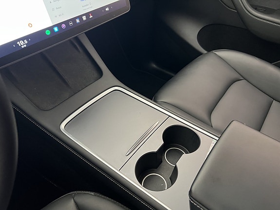 Tesla Model Y 25 of 30