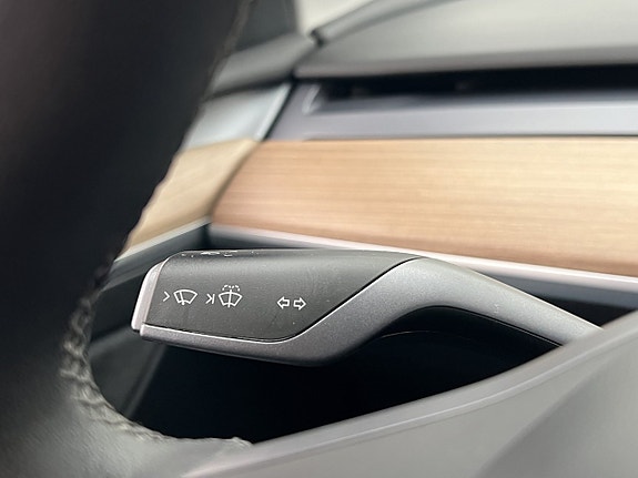 Tesla Model Y 28 of 30