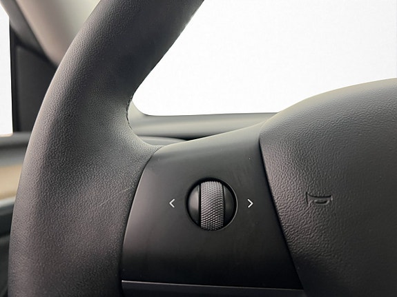 Tesla Model Y 18 of 30