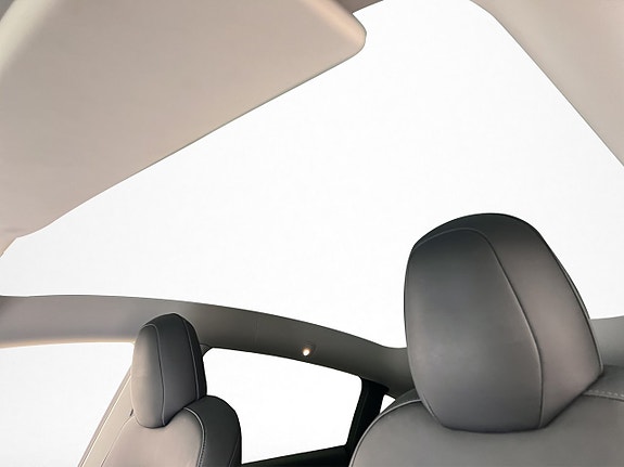 Tesla Model Y 14 of 30