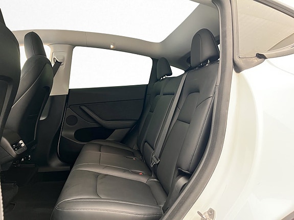 Tesla Model Y 17 of 30