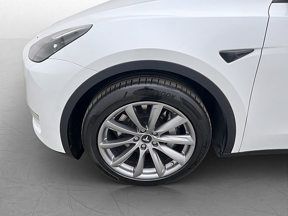 Tesla Model Y 29 of 30