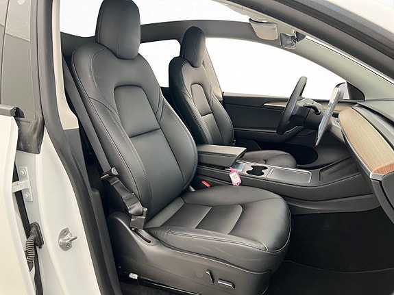 Tesla Model Y 11 of 30