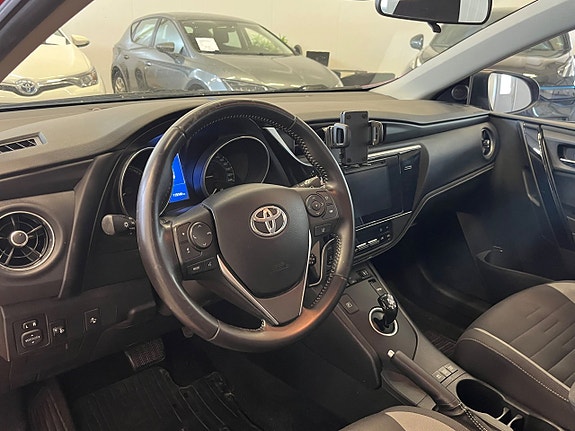 Toyota Auris 8 of 14