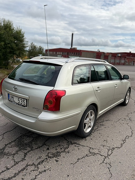 Toyota Avensis 4 of 5