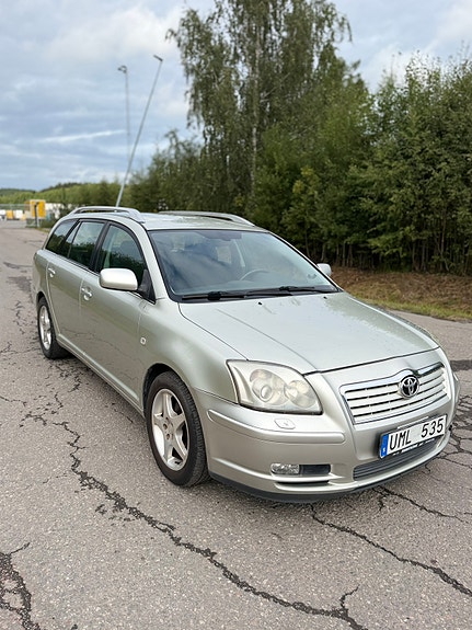Toyota Avensis 2 of 5