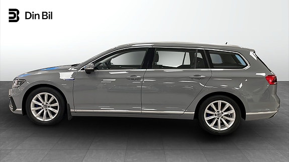 Volkswagen Passat 2 of 13
