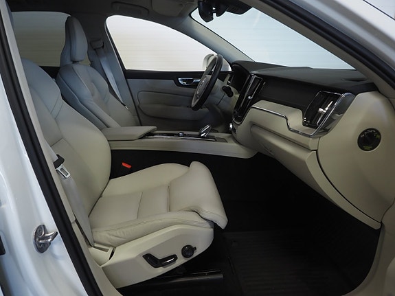 Volvo XC60 12 of 25
