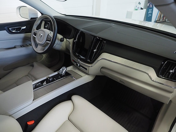 Volvo XC60 11 of 25