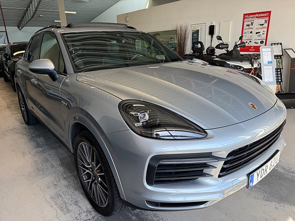 Porsche Cayenne 2 of 22