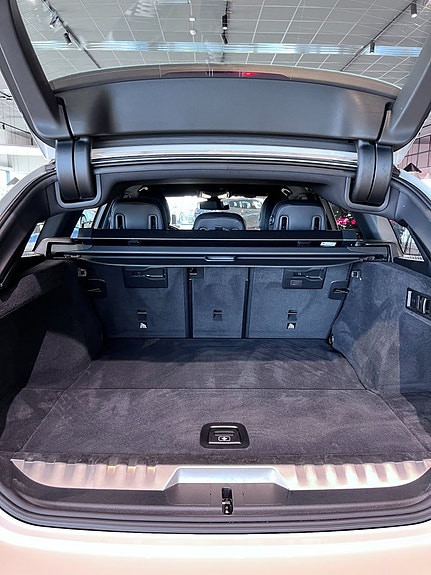 BMW 330e 19 of 20