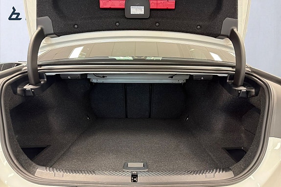 BMW i5 10 of 18