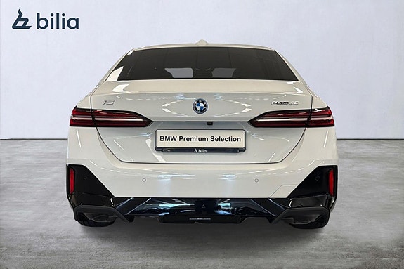 BMW i5 4 of 18