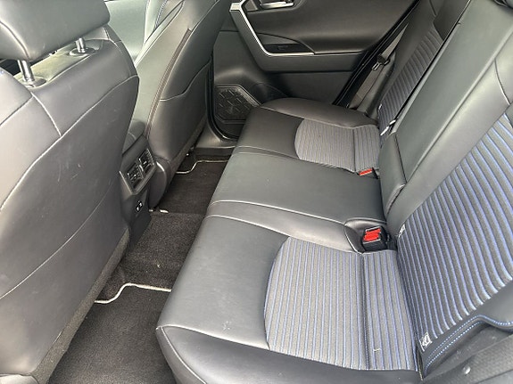 Toyota RAV4 9 of 15