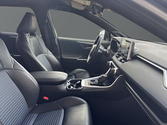Toyota RAV4 8 of 15