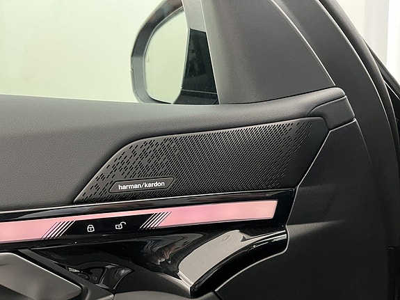 BMW i5 8 of 17